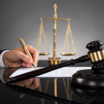 Adwokat to obrońca, jakiego zadaniem jest doradztwo pomocy z przepisów prawnych.